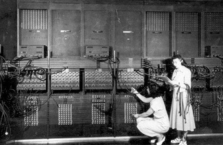 ENIAC sendo programado com o uso de "cabos".