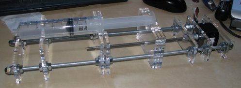 Projeto I de bomba de seringa DIY. (Fonte: http://aonomus.wordpress.com/2010/02/01/diy-syringe-pump-version-1/)
