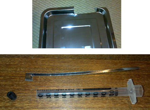 Bandeja da qual retiramos as tira de aço inox, seringa de insulina e septo utilizados para a montagem de um eletrodo.