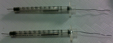 Eletrodos feitos com fio de resistência elétrica de chuveiro e seringas de insulina.
