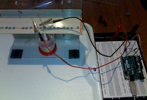 Montagem dos eletrodos na solução salina com as conexões ao Arduino em uma protoboard.