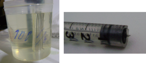 À esquerda a trilha de prata em solução concentrada de hipoclorito de sódio para a formação de uma camada de AgCl. E à direita o filamento de resistência de chuveiro dentro de uma seringa de insulina e a extremidade exposta para contato com a solução.